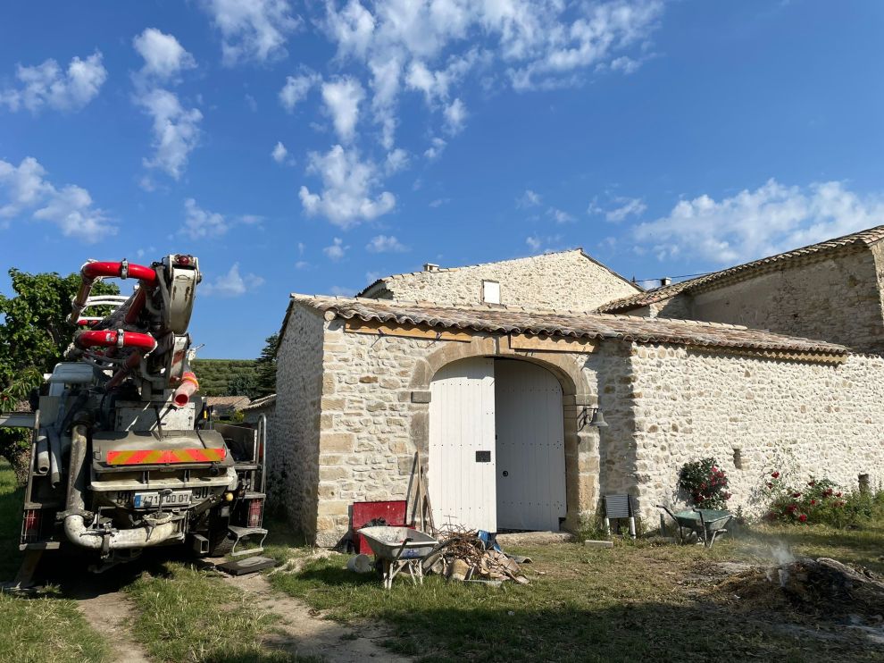 Chantier de maçonnerie dans la Drôme